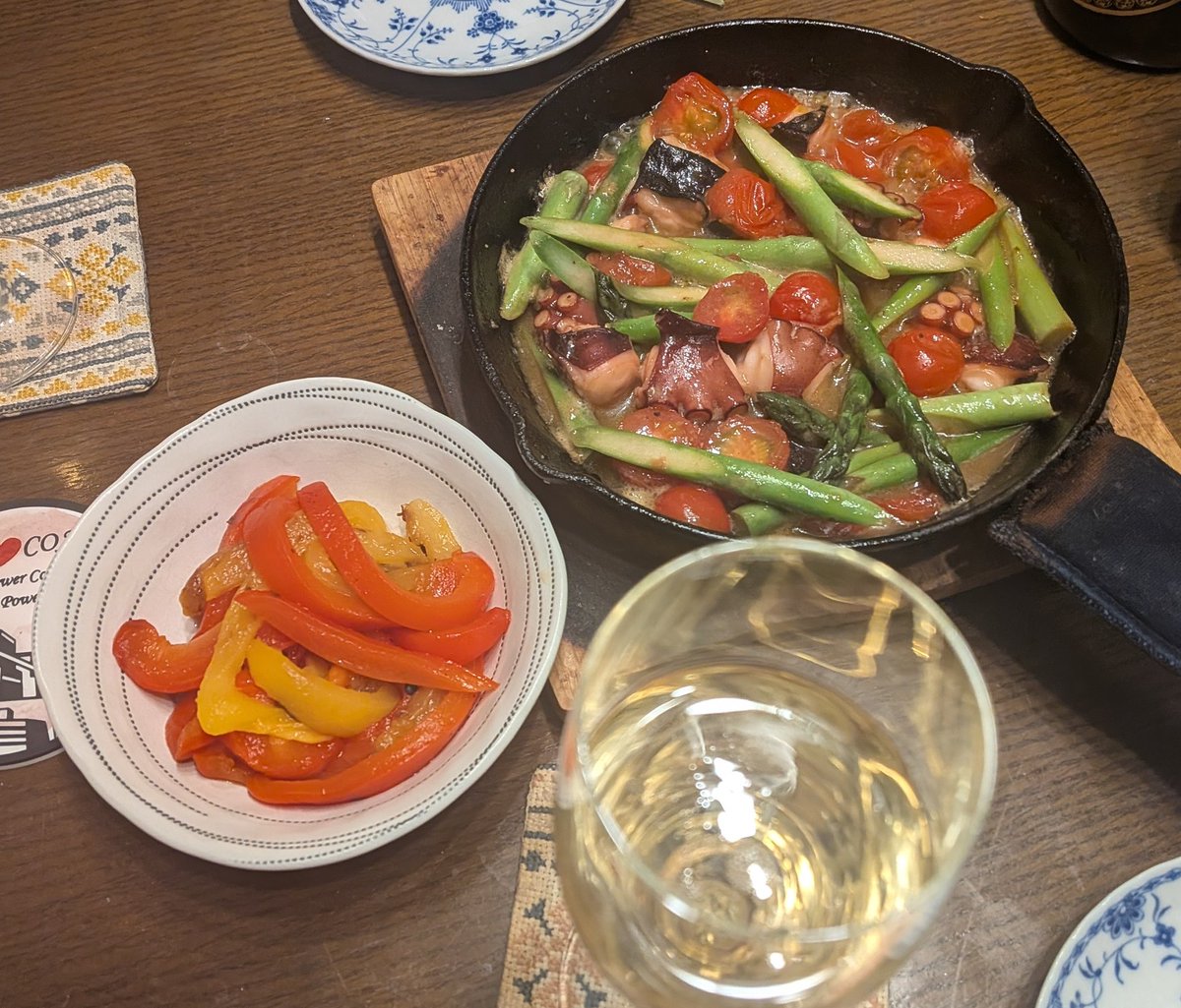 onecatcafe's tweet photo. ちなみに昨日はパプリカが安くて、カンタン酢を使ったパプリカの焼きマリネとタコとアスパラガス・ミニトマトのアヒージョ。メインは家人が勝手に買った低温調理器でなんかしたいって言うからサーモンコンフィ作ってもらった。洗い物までやるのが料理なので、鍋が放置されているのは見ない https://t.co/4zxY1fUGwo