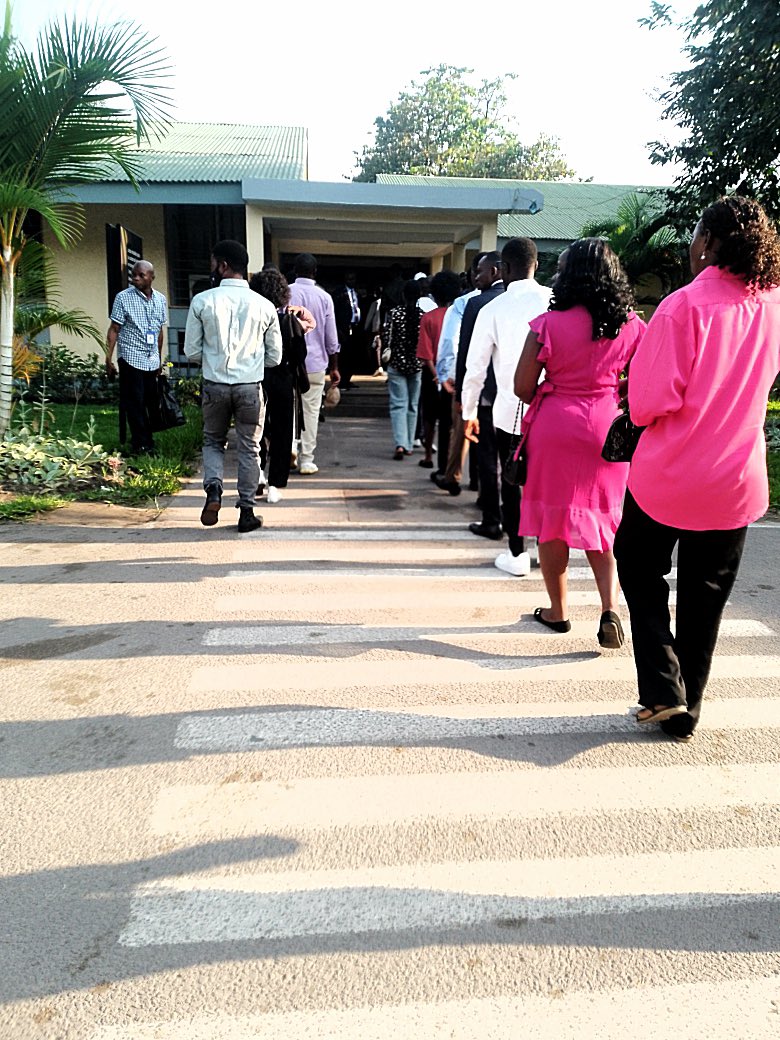 Africa_Univers1's tweet image. From 7 a.m. at the Université Protestante du Congo, thousands answer REGIDESO’s call plumbers, mechanics, technicians… a generation driven by opportunity, hope, and pressure. Test at 9:30 a.m. (Kinshasa).
#DRC #Jobs #Youth #Opportunities #Kinshasa