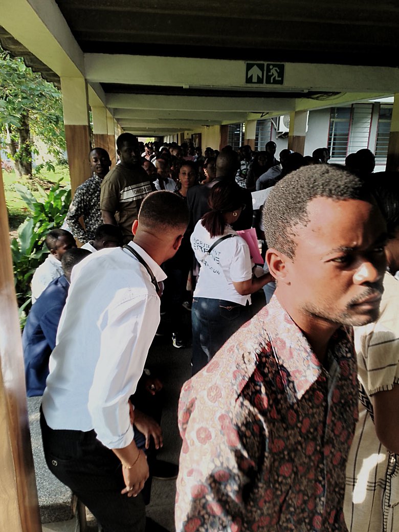 Africa_Univers1's tweet image. From 7 a.m. at the Université Protestante du Congo, thousands answer REGIDESO’s call plumbers, mechanics, technicians… a generation driven by opportunity, hope, and pressure. Test at 9:30 a.m. (Kinshasa).
#DRC #Jobs #Youth #Opportunities #Kinshasa