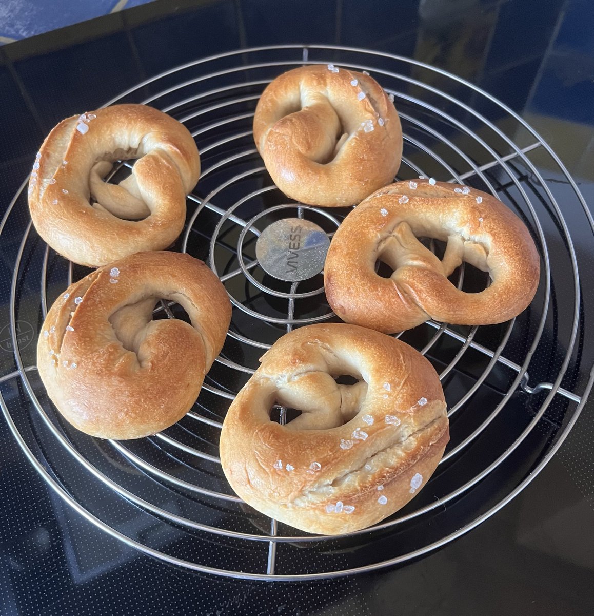 Am Wochenende Enkelzeit 😍
Schokobrot und Laugenbrezel wollte er backen.😅
