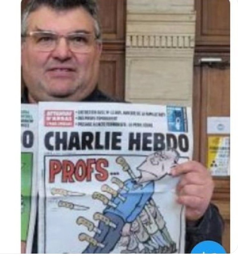 PDomenget85756's tweet image. ... Brandir des Unes de journaux à mon tour, aussi 

"On est tous derrière vous" 

La preuve par le #marteau de #SamuelPaty en 2020
... et le refus de MON #Bouvetdemission en 2019
(Je fais alors mon coming out
Ouais
C est le mec du #Bouvetdemission en 2019)