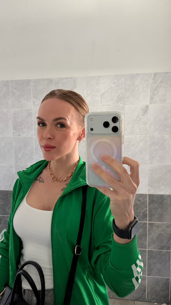 zigajeva_s's tweet photo. Kad pirms 21 gadiem mācījos skolā, selfijs skolas tualetē nebija opcija 😄
Šodien - izdarīju.
Geštalts aizvērts. https://t.co/oUYLlDjeeR