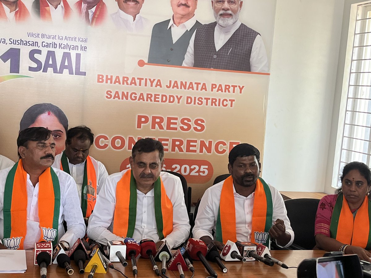 gbr4bjp's tweet photo. భారత ప్రధాని నరేంద్రమోదీ గారు పార్లమెంటరీ ఎన్నికల తర్వాత తొలిసారి తెలంగాణకు రానున్నారు. మే 10, న పరేడ్ గ్రౌండ్స్‌లో “చలో పరేడ్ గ్రౌండ్స్” భారీ సభ. సంగారెడ్డి ఇంచార్జ్ డా. గువ్వల బాలరాజు ఏర్పాట్లు చేస్తున్నారు. అభయ్ పాటిల్, కొండా విశ్వేశ్వర్ రెడ్డి పాల్గొన్నారు
#bjp
#bjp4telangana https://t.co/nCts9paDkf