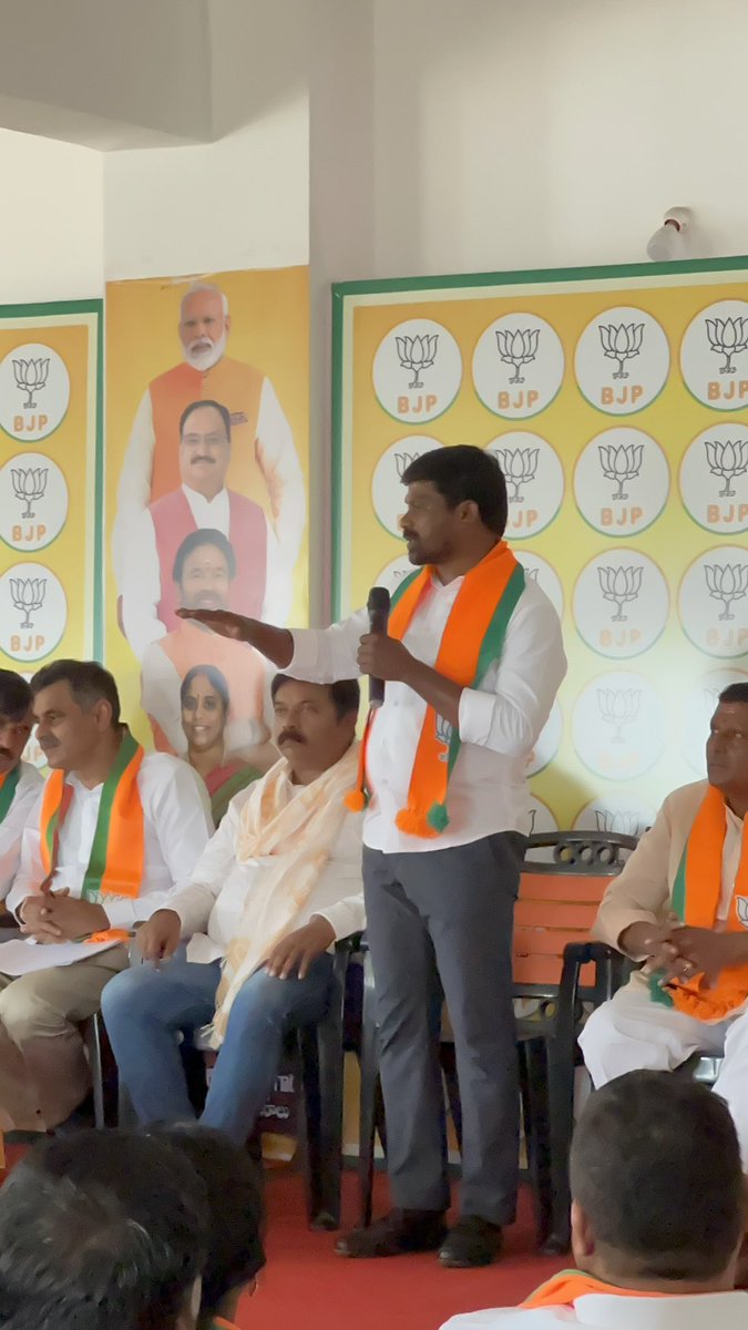 gbr4bjp's tweet photo. భారత ప్రధాని నరేంద్రమోదీ గారు పార్లమెంటరీ ఎన్నికల తర్వాత తొలిసారి తెలంగాణకు రానున్నారు. మే 10, న పరేడ్ గ్రౌండ్స్‌లో “చలో పరేడ్ గ్రౌండ్స్” భారీ సభ. సంగారెడ్డి ఇంచార్జ్ డా. గువ్వల బాలరాజు ఏర్పాట్లు చేస్తున్నారు. అభయ్ పాటిల్, కొండా విశ్వేశ్వర్ రెడ్డి పాల్గొన్నారు
#bjp
#bjp4telangana https://t.co/nCts9paDkf