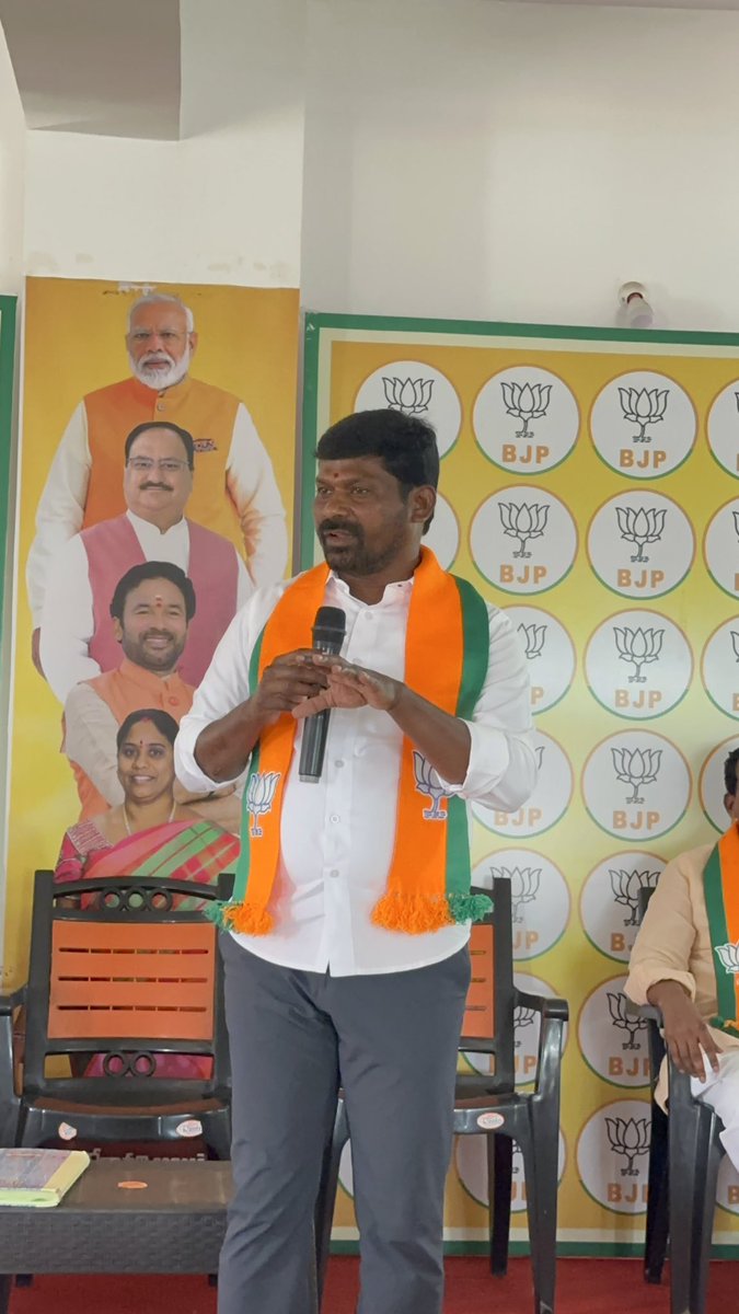 gbr4bjp's tweet photo. భారత ప్రధాని నరేంద్రమోదీ గారు పార్లమెంటరీ ఎన్నికల తర్వాత తొలిసారి తెలంగాణకు రానున్నారు. మే 10, న పరేడ్ గ్రౌండ్స్‌లో “చలో పరేడ్ గ్రౌండ్స్” భారీ సభ. సంగారెడ్డి ఇంచార్జ్ డా. గువ్వల బాలరాజు ఏర్పాట్లు చేస్తున్నారు. అభయ్ పాటిల్, కొండా విశ్వేశ్వర్ రెడ్డి పాల్గొన్నారు
#bjp
#bjp4telangana https://t.co/nCts9paDkf
