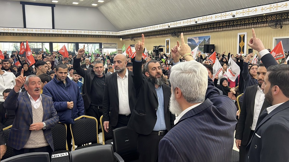 alparslankuytul's tweet photo. Alparslan Kuytul Hocaefendi, Siirt'te gerçekleştireceği "Kur'an'da İstikamet" konulu konferansı için halkın coşkulu karşılaması eşliğinde salona teşrif etti.

AlparslanHoca Siirtte 
#FurkanKonferansları https://t.co/17pZqeFUrh