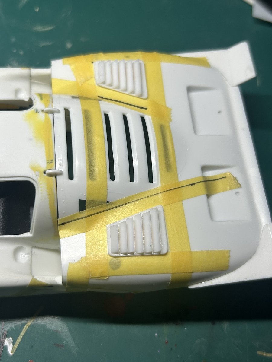 #All_That_Competition_Car2026

フェラーリ512S製作中

このキット何故かリアカウル上のスリットが無い。どうすんべ？とネットで観れる先人方の製作を拝見。

なるほど三角プラ棒で作るんだ、よしレッツチャレンジ。

で、こんな感じ。まーまーいーかなと。
尚、穴は抜けてないナンチャッテ仕様。