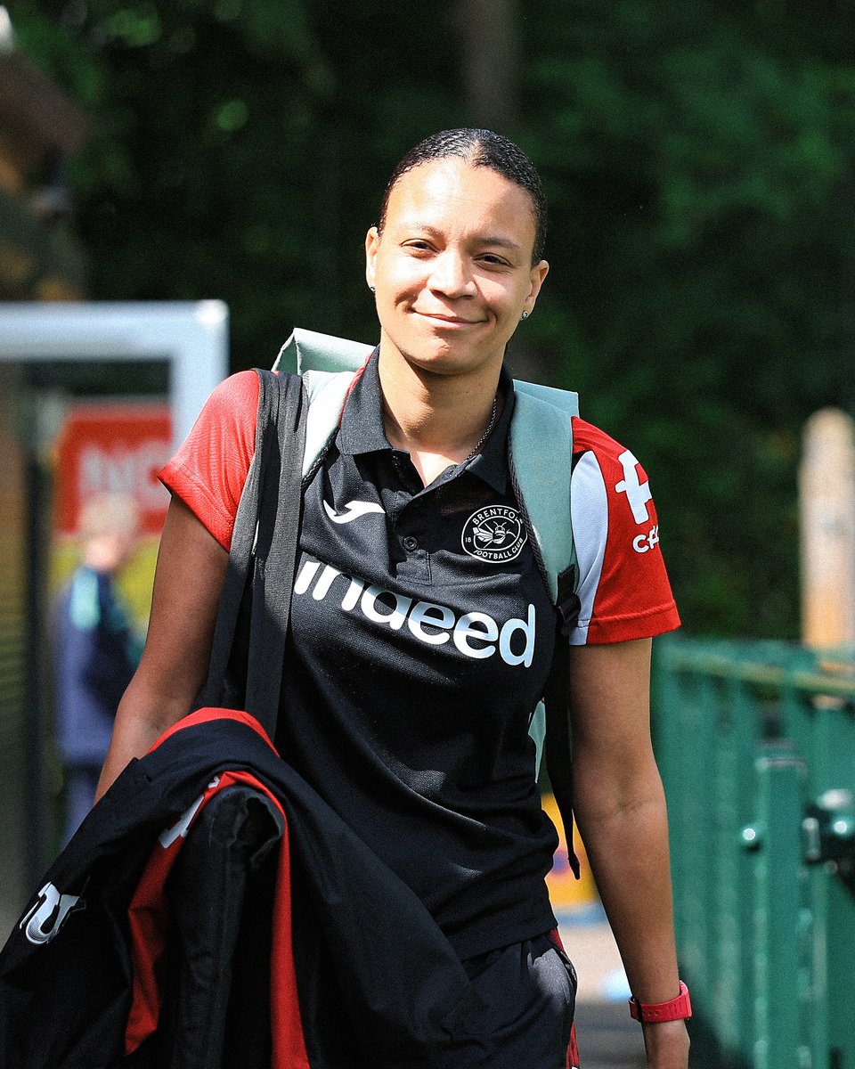 BrentfordFCW's tweet photo. Sunny smiles for the last time this season 👋 https://t.co/dLPjCXT7G7