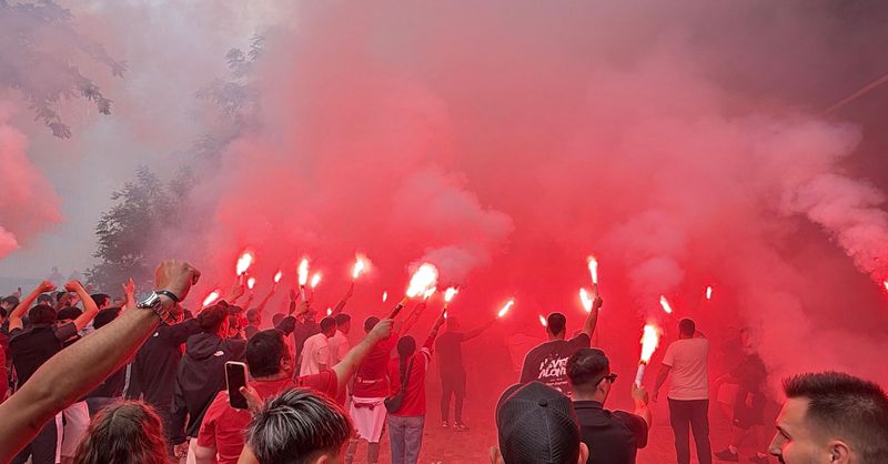 deportesDDS's tweet image. Las fotos de los aficionados sevillistas tras el entrenamiento #SevillaFC #Sevilla