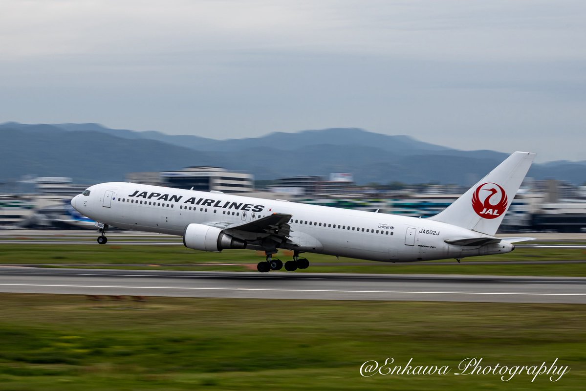 Hisashi_Enkawa's tweet image. Aircraft: @JAL_Official_jp #JA602J
Spot：大阪国際空港 
撮影日：2026年5月3日 

流し撮りってどーやるの？💦

#B767
#flyfromkansai
