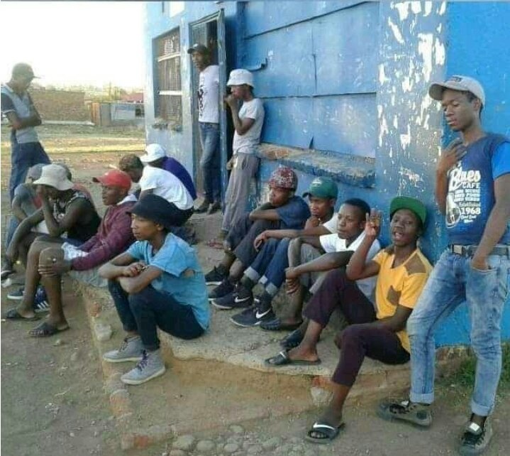 MissFugitive_'s tweet photo. Julius Malema’s love for attention is distracting from Cyril Ramaphosa’s failed leadership.

We should be marching to the Union Buildings for #CyrilRamaphosa’s resignation… but now we’re fighting foreigners. uMalema uyaphapha. 🚨 #Mazwi https://t.co/Z6czPanMIy