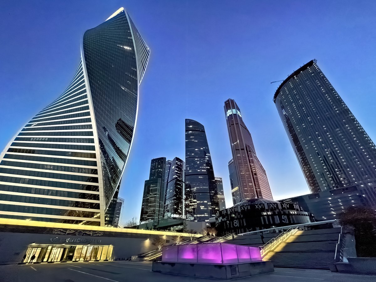 PEKHTography's tweet image. Watching the cold, crunchy blue glass spiral into the velvet sky makes you realize architects play Tetris with steel beams until gravity gives up. 
Physics retired. 🏙️🌀
#Architecture #Skyscrapers #Cityscape #Futuristic