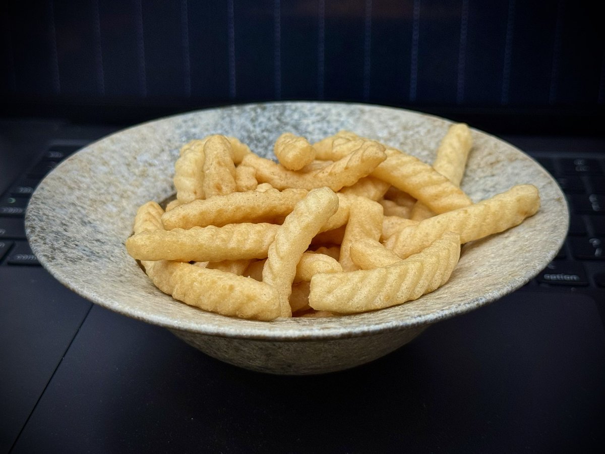 思い出のお菓子カッパえびせんを、長い付き合いの方からいただいた、高木浩ニ 作の器に盛ってみました。
ちょうど良いサイズで美味しそうに見える。
頂いた作家物ですが、飾っておくより使ってこそですよね。