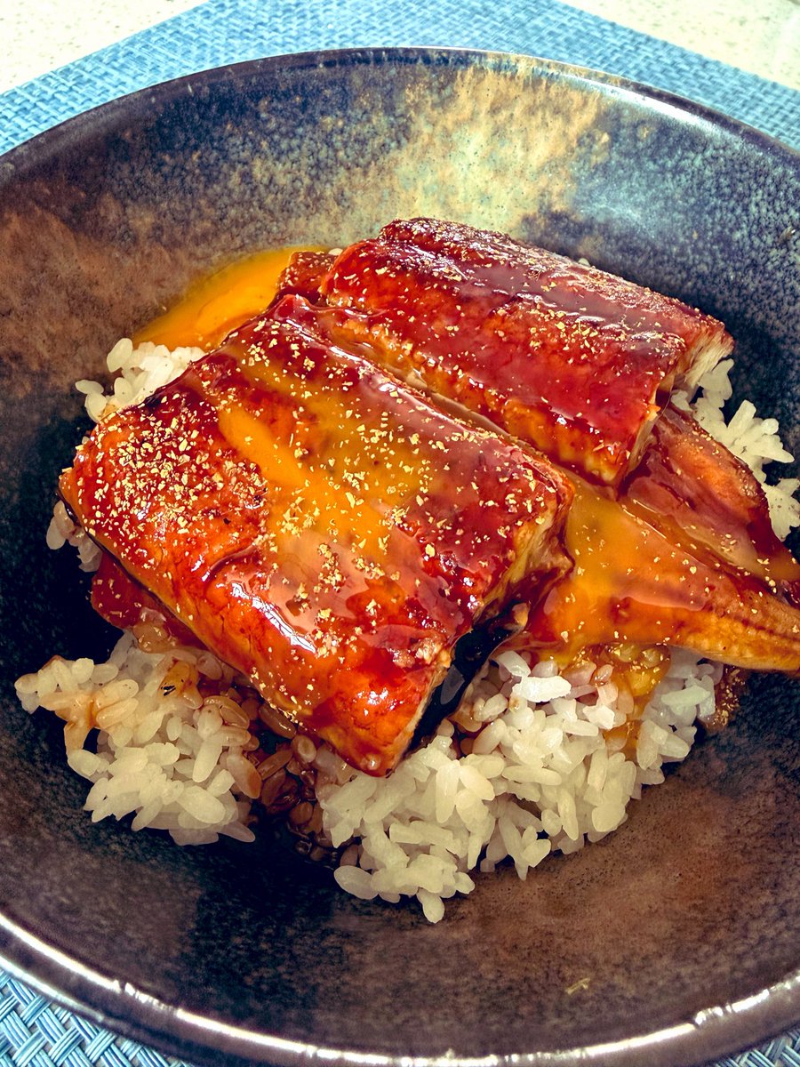 中国で中国産うなぎを喰らう🍚ちなみに私は蒸してから食べる派。黄身を