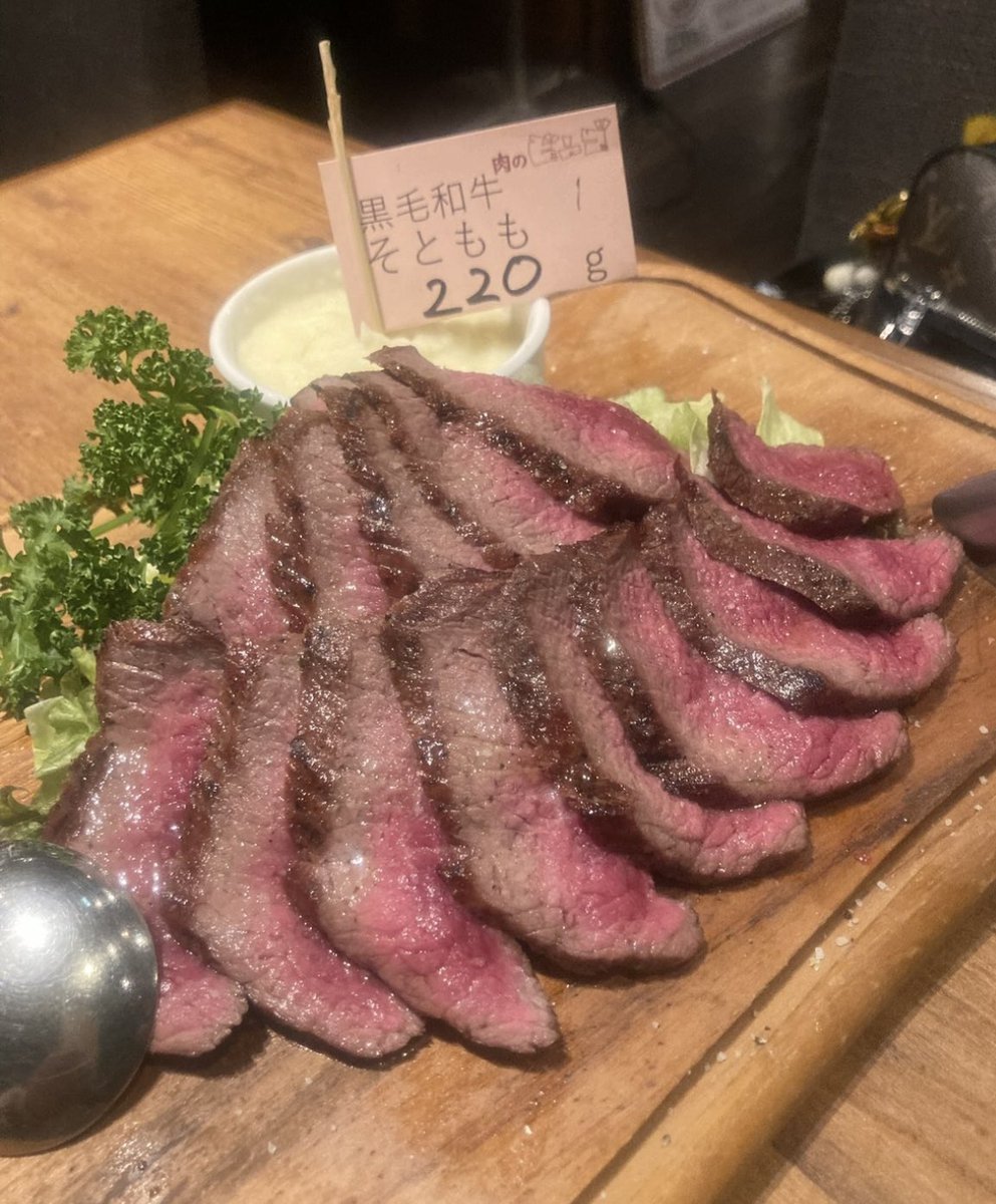 toshitoshi2425's tweet image. 初打ちGODで疲れ果てたので😅栄養補給🍖🍖🍖#初打ち #GOD #疲れ果てた #栄養補給 #肉肉肉 #乾杯 #元競輪選手 #博徒 #byろくでなし