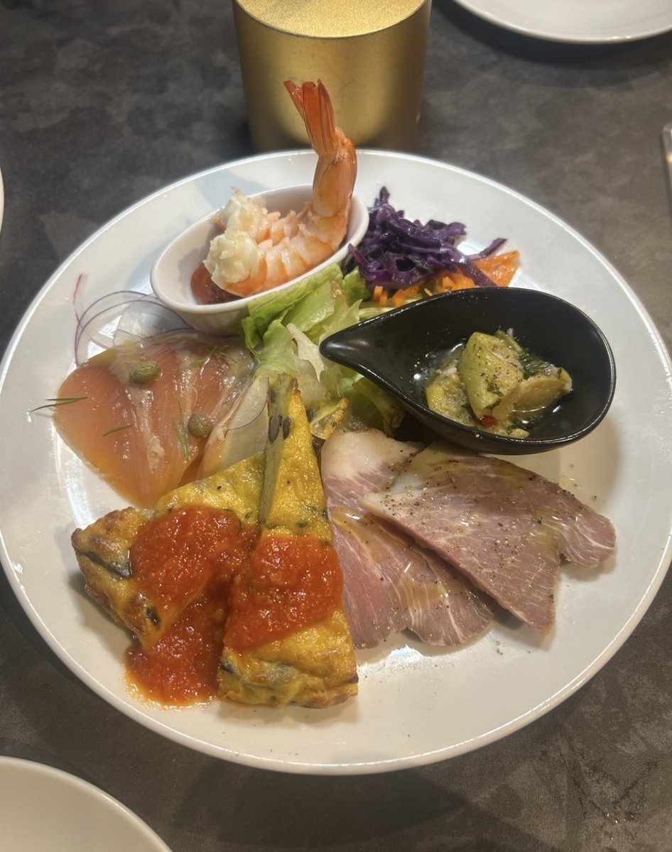 toshitoshi2425's tweet image. 初打ちGODで疲れ果てたので😅栄養補給🍖🍖🍖#初打ち #GOD #疲れ果てた #栄養補給 #肉肉肉 #乾杯 #元競輪選手 #博徒 #byろくでなし