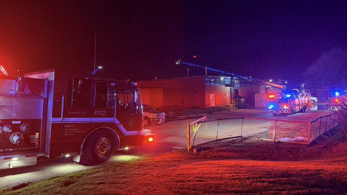 JCEPhoto's tweet image. Two 2nd Alarm Fires just half an hour apart in 2 different Flooreno Building Supplies locations in both #Mississauga &amp;amp; #Toronto overnight. Both fires were deliberately set. @Toronto_Fire &amp;amp; @MississaugaFES crews arrived to the 2 separate locations with large working fires.