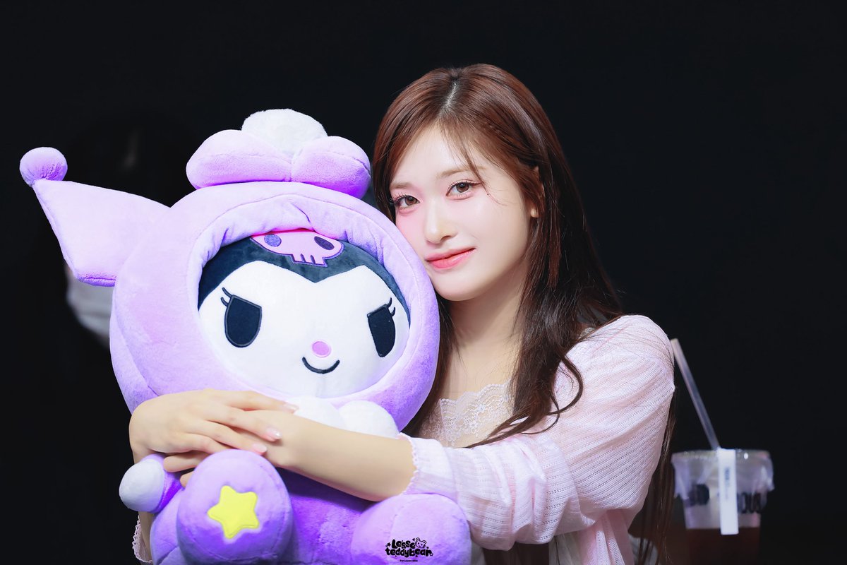 Leeseo teddy bear tweet media