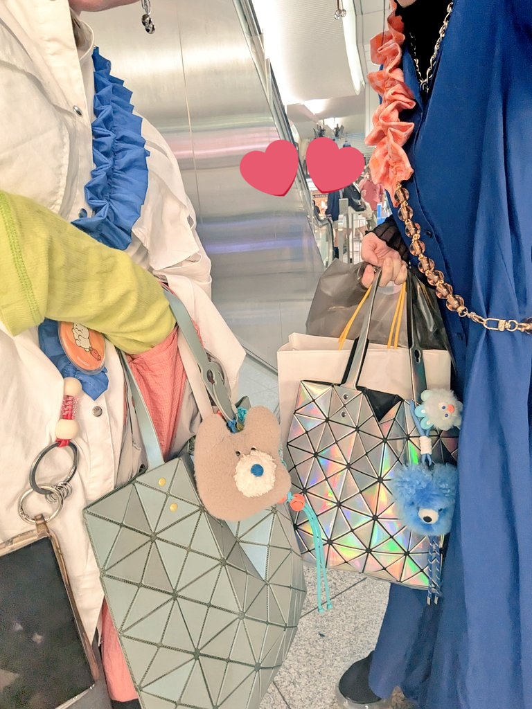 1_naba810's tweet photo. 大阪帰ってきてくれたもえぴと遊んだ！！！！！楽しかった！！！！！そして服装も持ち物も一切相談してないのに、好みが近いからめちゃくちゃリンクコーデみたいになってておもろかった🤣🤣🤣 https://t.co/eR4rcZiA5D