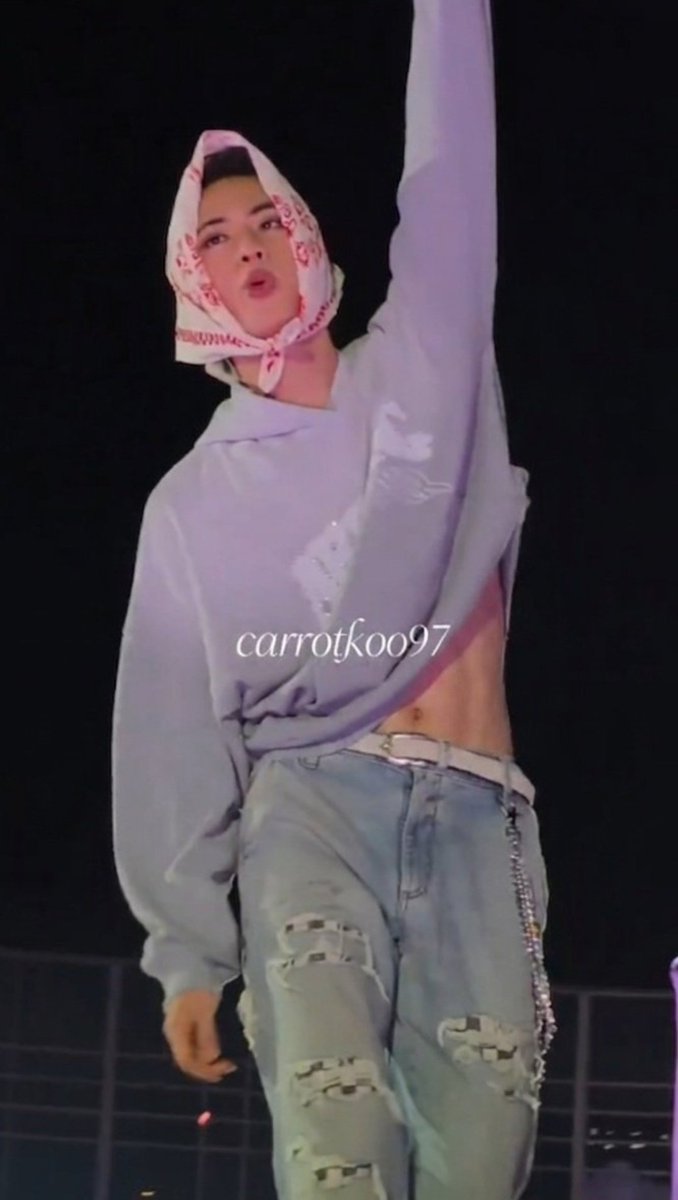 BITCH?????? I CAN SEE THE RIDGES OF HIS ABS HERE???????