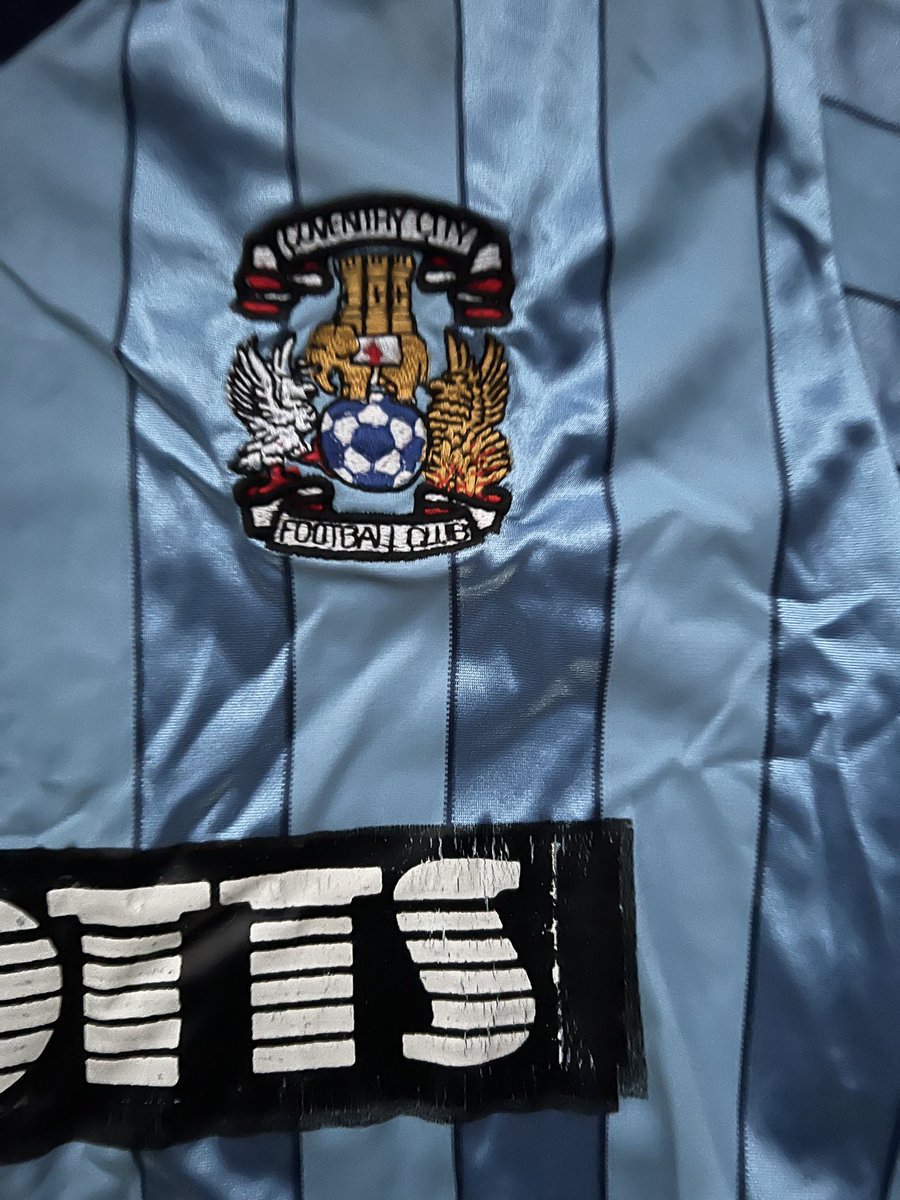 ccfcshirts's tweet photo. So many seasons in the first division ( and prem ) staying up miraculously on the final day.  Cyrille’s beautiful Elliot’s sponsored long sleeves shirt from 1985/86 #pusb https://t.co/vrRtksU9yq