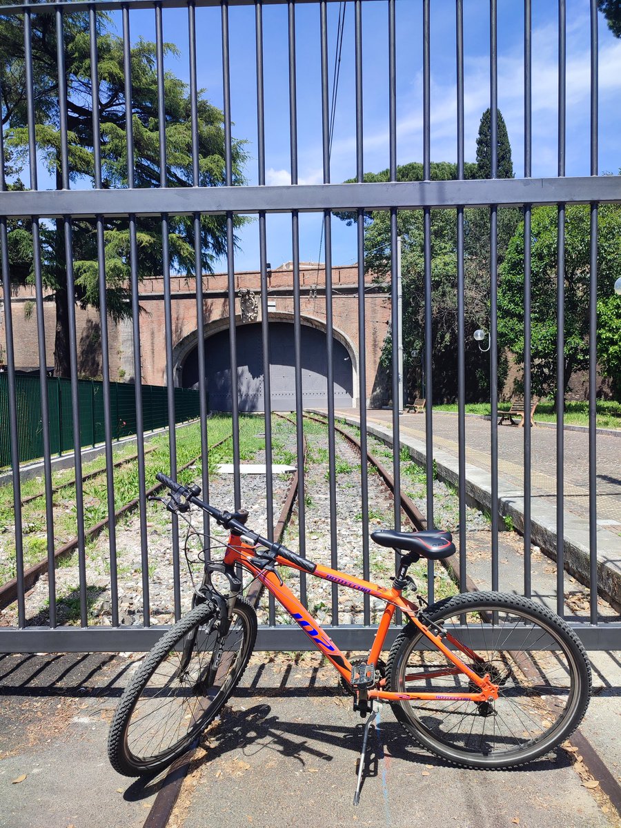 ManuSsn's tweet photo. Stazione San Pietro  #Vaticano #Roma 🚴🏻😉 https://t.co/0Yh8HfwsMq