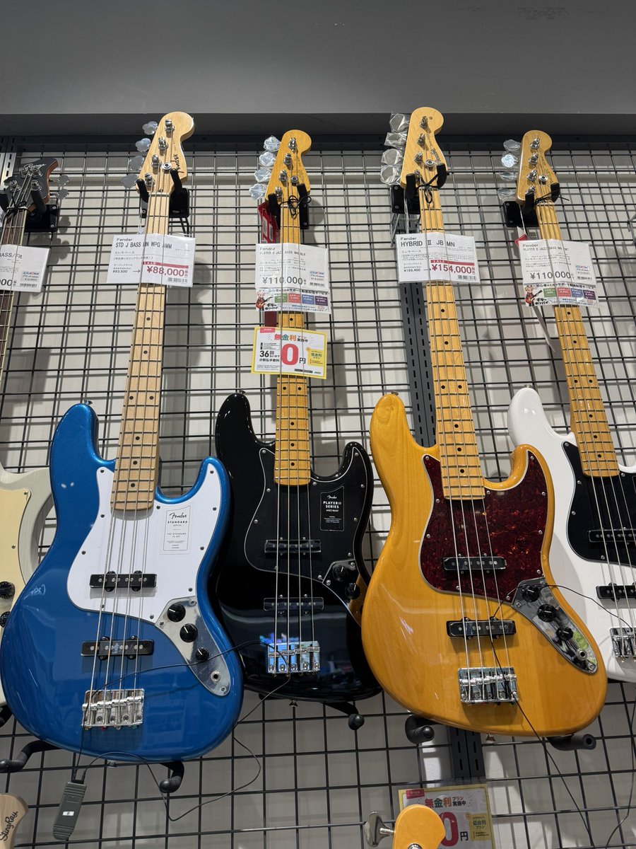 riding_canpman's tweet image. 今日は
ウィンドショッピング
堪能して、フラッと楽器屋にも
パトロールしてたら、カッコいいベースがあって、

センス無くてやめた音楽を
またやりたくなってきた、、

もうBAND組めるほどの
コミュ力無いのに、、、

笑っちまうぜ

#BAND
#BASS
#YAMAHA