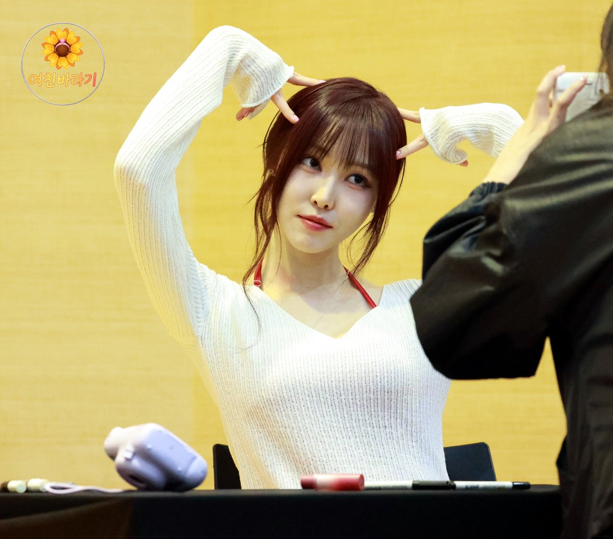 GF72008534's tweet image. 260503 #preview 유주 (YUJU) Special Single '첫사랑은 저주다' 발매기념 라이징스타 대면 팬사인회 #YUJU #유주(@YUJU_atarea) 오늘은 오삼절(5.3) 유주 🐶 데이 🎊 러뷰들에게 통크게 사인 폴라  30장 선물한 기념일! 오늘은 유주에게 영화 추천했는데 내 추천 영화도 유주의 취향 저격이길 바래~~