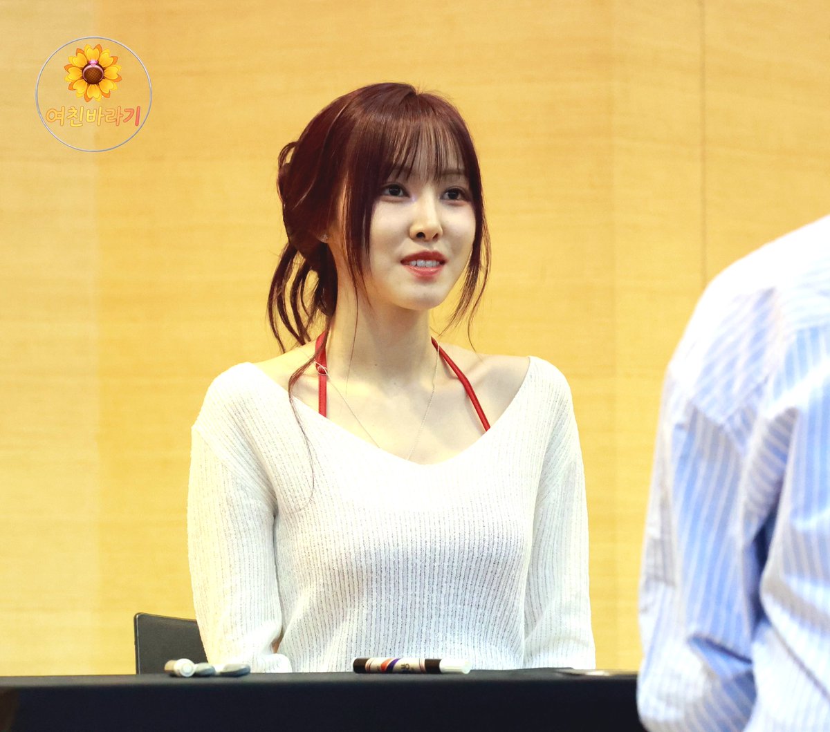 GF72008534's tweet image. 260503 #preview 유주 (YUJU) Special Single '첫사랑은 저주다' 발매기념 라이징스타 대면 팬사인회 #YUJU #유주(@YUJU_atarea) 오늘은 오삼절(5.3) 유주 🐶 데이 🎊 러뷰들에게 통크게 사인 폴라  30장 선물한 기념일! 오늘은 유주에게 영화 추천했는데 내 추천 영화도 유주의 취향 저격이길 바래~~