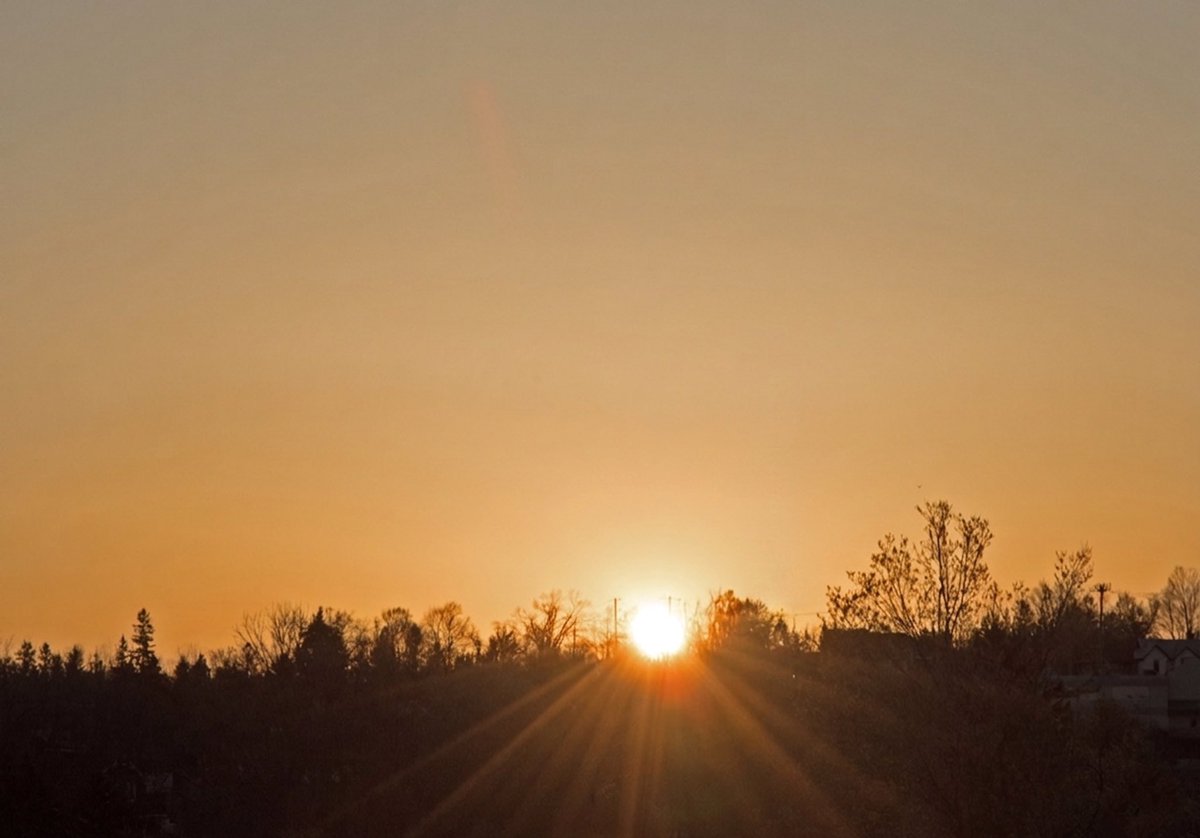 shonna99784's tweet image. 07:50
Good Sunday morning!

It’s 2C with a high of 12C &amp;amp; a low of -3C.
Feels like 4C. Humidity at 63%.
Sun until noon, rain at 17:00.

This #sunrise is from today - May 3, 2026.
Rays!

Have a wonderful day :)

#Barrie #Ontario
shonnahawkinsphotography.com