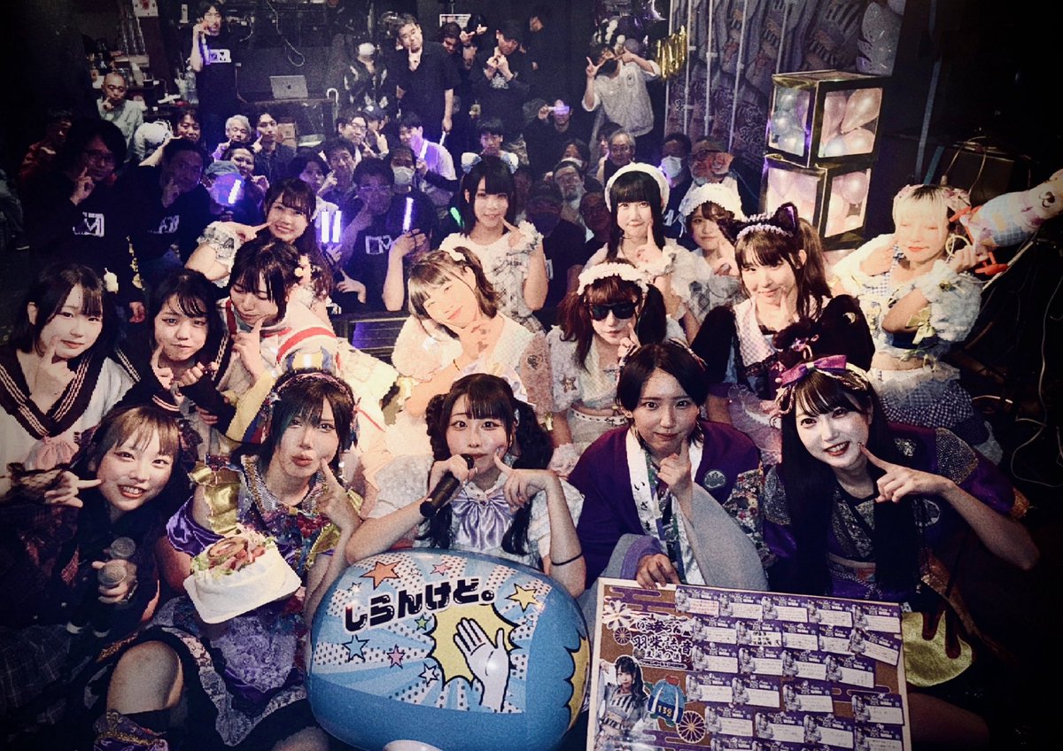 izamairan2023's tweet photo. 取り急ぎ！羽柴誌音生誕の儀
一宮styleに集まってくれた全ての皆様に大感謝！！

いざ参らんセットリスト
1.いざ参らん
2.トオイキオク
3.愛故に...
4.本能Z
5.九字の印
6.サマコミュ2
7.泡沫フォートナイト

羽柴誌音オリジナルソング
【プリテンダーじゃいられない】

静かな駅のホーム
ひとつ鳴る始発ベル
ポケットの中のメモ
「さよなら」は書かないで
あなたの癖が染みた
オーバーサイズのコート
襟を立てたらまだ
肩口で名前が呼ばれた気がした

人混みに紛れながら
返せなかったメッセージ
打っては消した「会いたい」
あの夜の続きを探してる

プリテンダーじゃいられない
強がりばかりの私
「平気だよ」って笑うたび
喉の奥で涙になる
あなたのいない帰り道
歩幅だけが覚えてる
忘れたふりを演じても
心だけ　あなたに帰ってく

テーブルに置き去りの
ふたつ揃いのマグカップ
片方の輪っか模様
いつまでも洗えずにいる
友達のタイムライン
楽しそうな写真たち
うなずくスタンプの裏で
こぼれた本音を隠してる

もしもあの日に戻れたなら
違う言葉を選べたかな
「さよなら」の代わりに
「ここにいて」と言えたかな

プリテンダーじゃいられない
平気な顔も限界で
鏡越しににじむ目に
嘘ばかり映りこんでく

あなたがくれた優しさを
手放せず抱きしめたまま
終わった恋の続きだけ
ひとりきり　まだ夢見てる

ねぇ　最後に聞かせて
私たちは間違いだったの？
それとも今もどこかで
少しだけ　思い出してる？

プリテンダーじゃいられない
本当はまだ好きだから
みっともなくてかまわない
心だけは隠したくない

プリテンダーじゃいられない
あなたの前の私だけ
少しずつでいいから
強がりを脱ぎ捨てていく

始発が走り出してく
空白のホームにひとり
ポケットの中のメモに
「またいつか」書き足して歩き出す

#IZMI