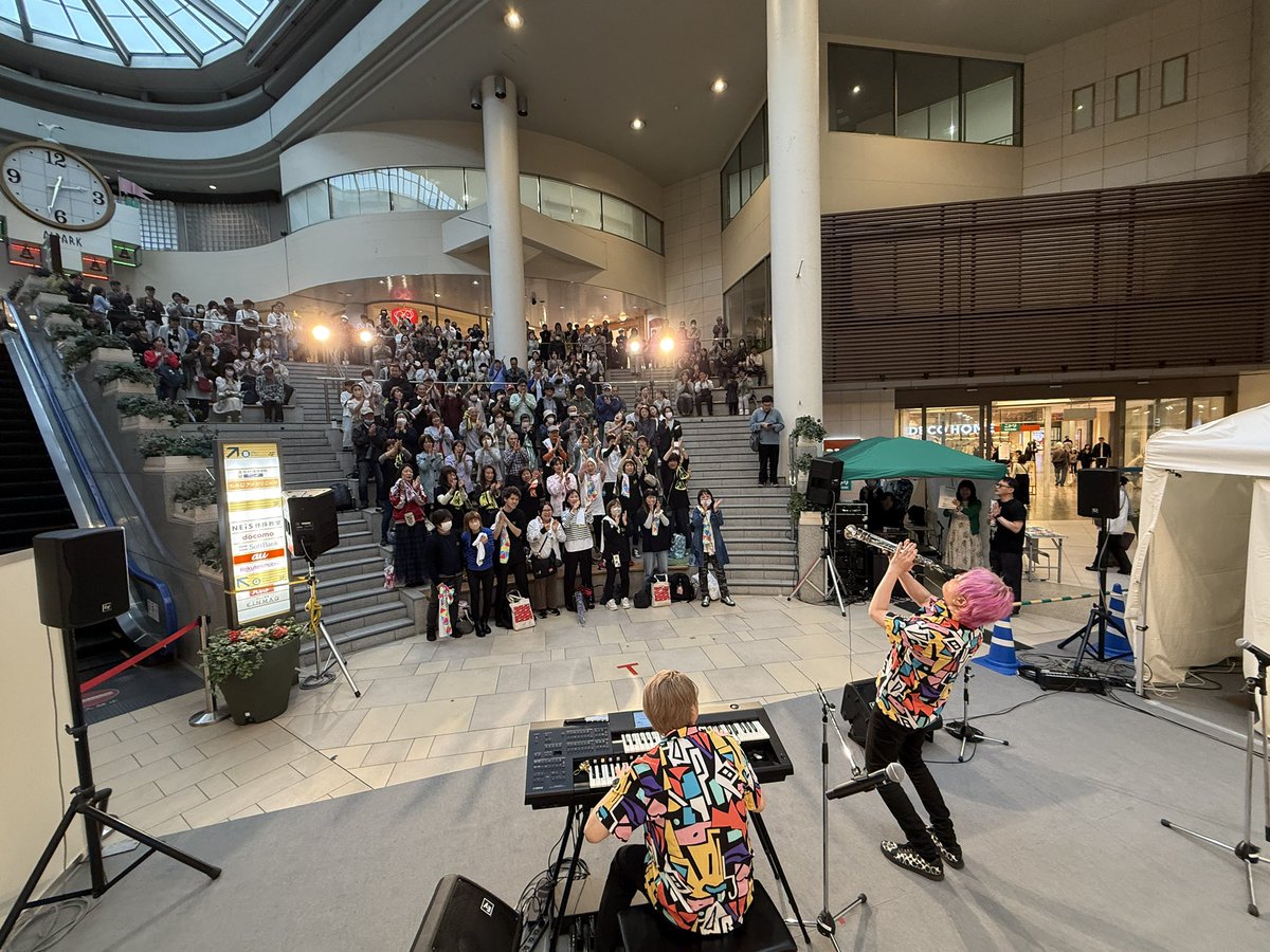 OOSEDOCHISHIMA's tweet photo. ひろしまフラワーフェスティバル
初日が大雨の中、無事終演‼️
チューリップステージそして
コチョウランステージ、来ていただいた皆様、ありがとうございました。
びしょ濡れ楽器のメンテナンスをして、明日のステージに向かいます♫
12:00 基町クレド ダリアステージ
お待ちしています。
#大瀬戸千嶋 https://t.co/zPf2UBALQi