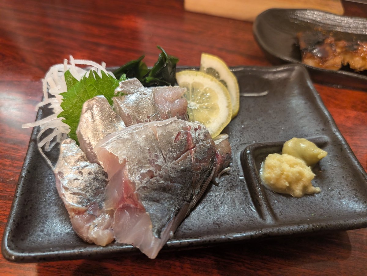 syuro's tweet photo. 日曜なのにお刺身もおいしい。し���し若い人ばかりで落ち着かない。おじさんどこいった https://t.co/i6YhV2x2jG