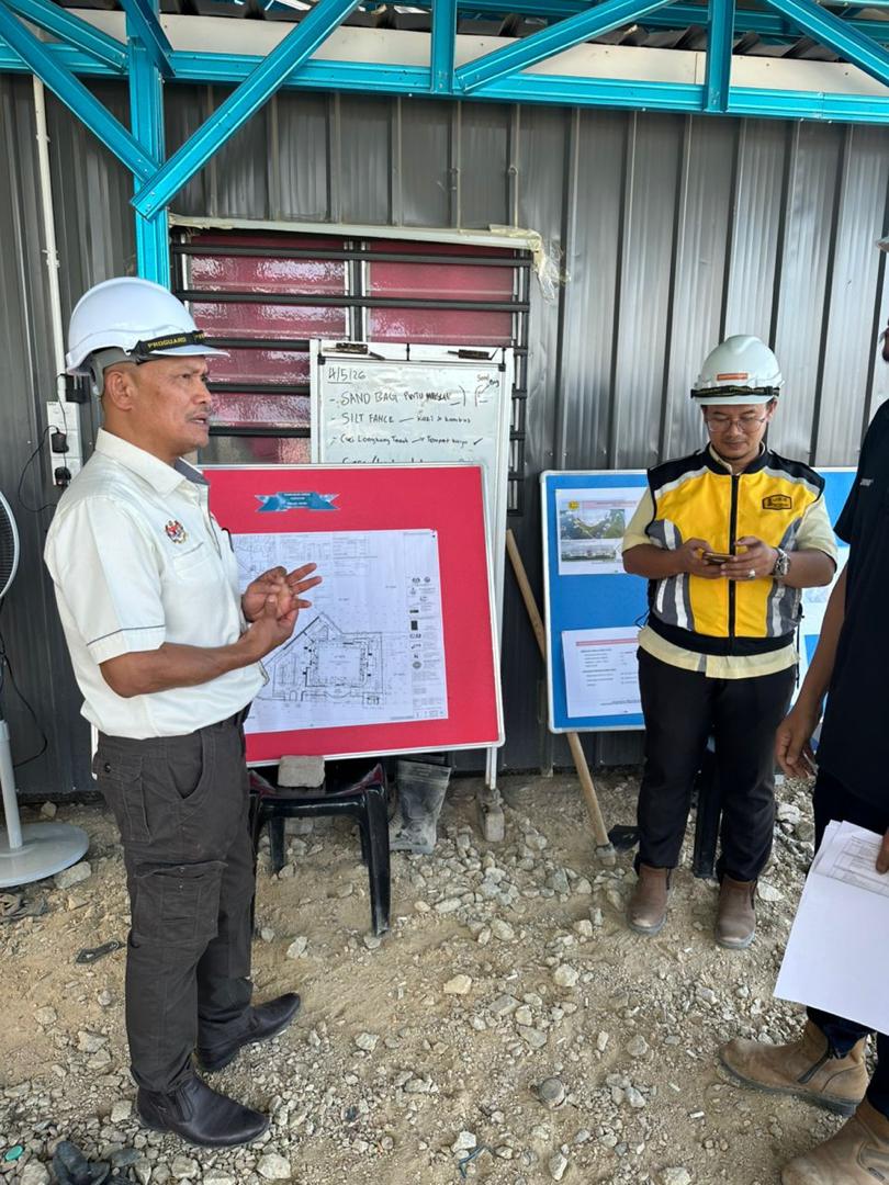 TkpkrBangunan's tweet photo. 3 Mei 2026 – YBhg. Dato’ Timbalan Ketua Pengarah Kerja Raya (Sektor Bangunan) telah mengadakan Lawatan Kerja ke tapak projek SUKMA seperti berikut:

1.Pembinaan Stadium Bukit Merbau, Kompleks Sukan Bukit Merbau, Pasir Puteh, Kelantan (Reka dan Bina) 
2.Pembinaan Pusat Akuatik, Kota Bharu, Kelantan 
3.Pembinaan Lapang Sasar Menembak, Kompleks Sukan Bukit Merbau, Pasir Puteh, Kelantan 
4.Pembinaan Arena Tertutup, Kompleks Sukan Bukit Merbau, Pasir Puteh, Kelantan 
5.Pembinaan Stadium Hoki, Kompleks Sukan Bukit Merbau, Pasir Puteh, Kelantan 
6.Pembinaan Pusat Skuasy dan Gelanggang Lawn Bowl Berbumbung, Kompleks Sukan Bukit Merbau, Pasir Puteh, Kelantan 

Lawatan kerja ini bertujuan untuk meninjau kemajuan semasa projek serta memastikan pelaksanaan di tapak berjalan selaras dengan perancangan yang telah ditetapkan. Sepanjang lawatan, YBhg. Dato’ telah diberikan taklimat oleh Pasukan Projek Khas SUKMA Kelantan dan pihak kontraktor berkaitan status pelaksanaan kerja, di samping meneliti sendiri keadaan sebenar di tapak. Penekanan turut diberikan kepada aspek penyelarasan antara pihak terlibat, pematuhan kepada spesifikasi yang ditetapkan serta keperluan memastikan kualiti dan keselamatan sentiasa berada pada tahap terbaik.

Dalam masa yang sama, YBhg, Dato’  turut memberi teguran kepada pihak kontraktor agar meningkatkan kecekapan pelaksanaan kerja di tapak serta mempertingkatkan kawalan penyeliaan bagi memastikan setiap komponen projek dapat dilaksanakan dengan lebih teratur dan berkesan. 

Kontraktor juga diingatkan supaya mengambil langkah yang lebih proaktif dalam menangani sebarang isu berbangkit serta memastikan komitmen sumber adalah mencukupi. Semua pihak disarankan agar terus memperkukuhkan kerjasama dan komunikasi bagi memastikan kelancaran pelaksanaan projek serta pencapaian kemajuan yang memuaskan selaras dengan tempoh yang telah ditetapkan.
 
#IamJKR
#JKRsynergy
#JasaKepadaRakyat