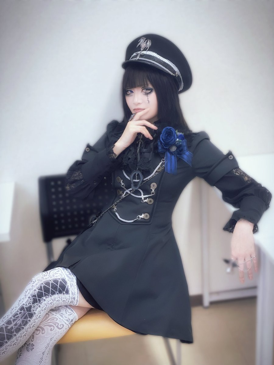 昨日はAnges et Demonsさまの展示会に行って参りました🌹
左胸の青薔薇のコサージュをお迎えしました💙

デヴィさんに撮っていただいたお写真が素晴らしすぎる！✨楽しいお時間をありがとうございました！⊂( ᴖ ̫ᴖ )⊃🌹