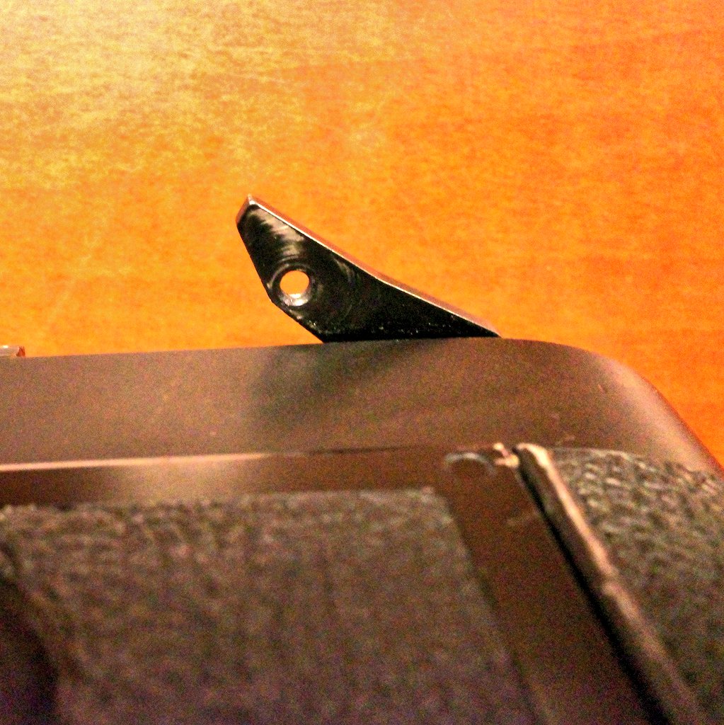OA_pics's tweet photo. やってしまった…。
ライカM4のフィルム巻き上げレバーの指当てパーツが脱落したらしく、気がついたら無くなってて紛失してしまっていた…。
どうしよう…。 https://t.co/1MAx7B7xJA
