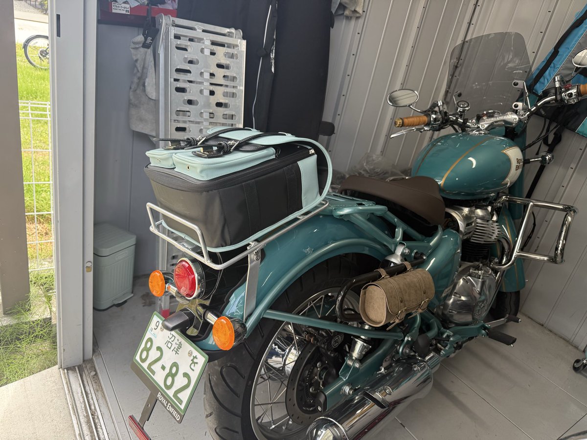 tomoochan1's tweet photo. classic650 に この前買った AMBOOT のバックを取り付けるべくキャリアを制作
とりあえず余ってる部材でこんな感じかなぁで試作
まあイメージと取り付け感は上々
どう？いい感じじゃない⁉️ https://t.co/l9o43RaVd7