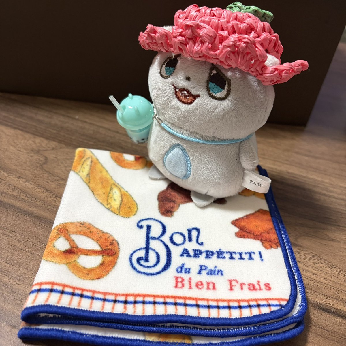 龍ちゃん( <a href="/ryu_gothloli/">龍🦎</a> )にいただいてしまったパンのミニタオルかわいくてかわいくて🍞🥖🥐🥨せっかくお帽子かぶったのにお出かけに連れて行きそびれてしまったぬいとともに。またおいしいパン食べる会もやりたいな〜
