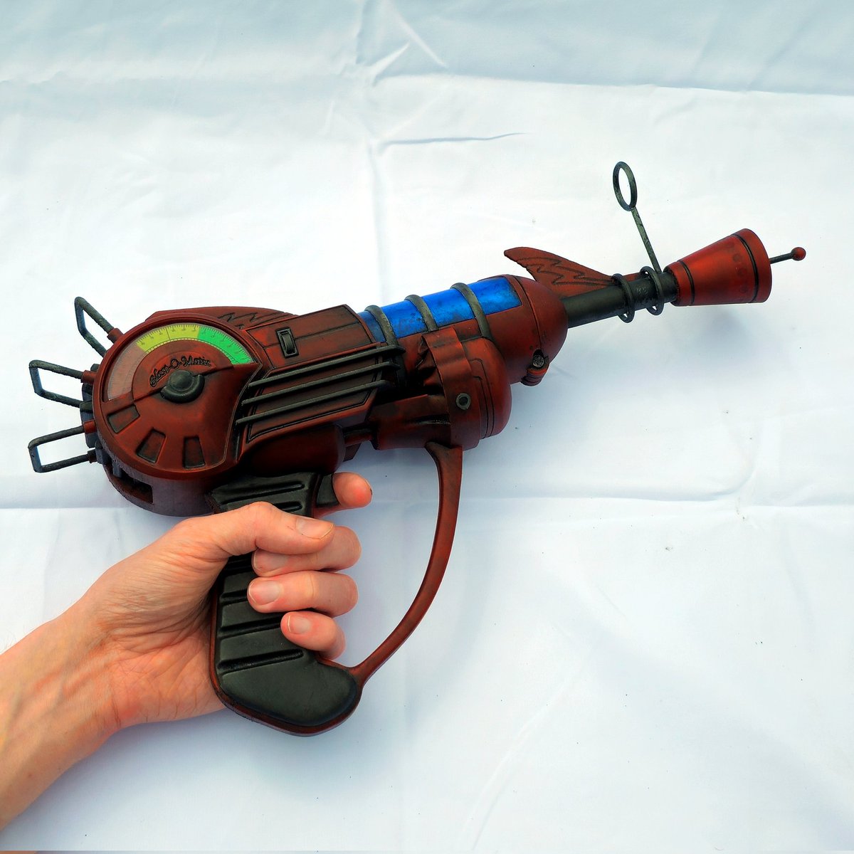 CaminusCrafts's tweet image. My Ray Gun cosplay props are now up on Etsy!

Printed life-size with hand painted finish, they're great for cosplay, display collections, or gifts

Can find them in the usual place, peep my page!

#callofduty #codzombies #scifi #propmaking #commissionsopen
