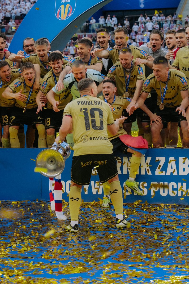 Lukas-Podolski.com tweet media