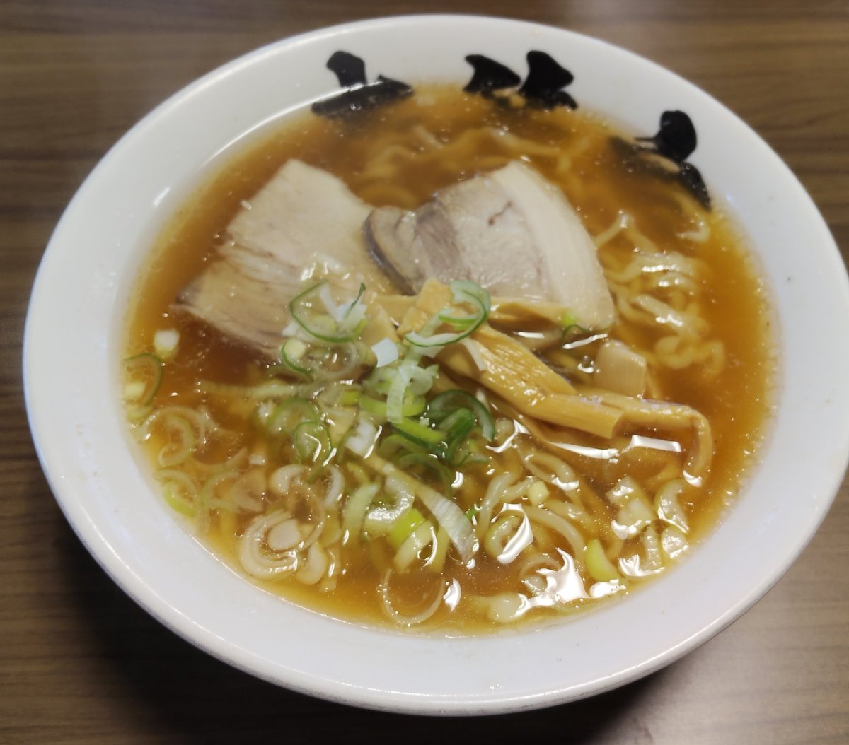 ipi_san's tweet photo. 大笑家　会津若松
ふんわり香る透き通ったスープが、朝の体にじわっと染み渡る
会津らしいモチモチのちぢれ麺も、喉ごしが良くて箸が止まらない​
​脂っこすぎず、最後までスープを飲み干したくなる安心の味🥰
こういう「本当に美味しい支那そば」が、一番落ち着きますね
ごちそうさまでした🙏 https://t.co/bfup8FhFwZ