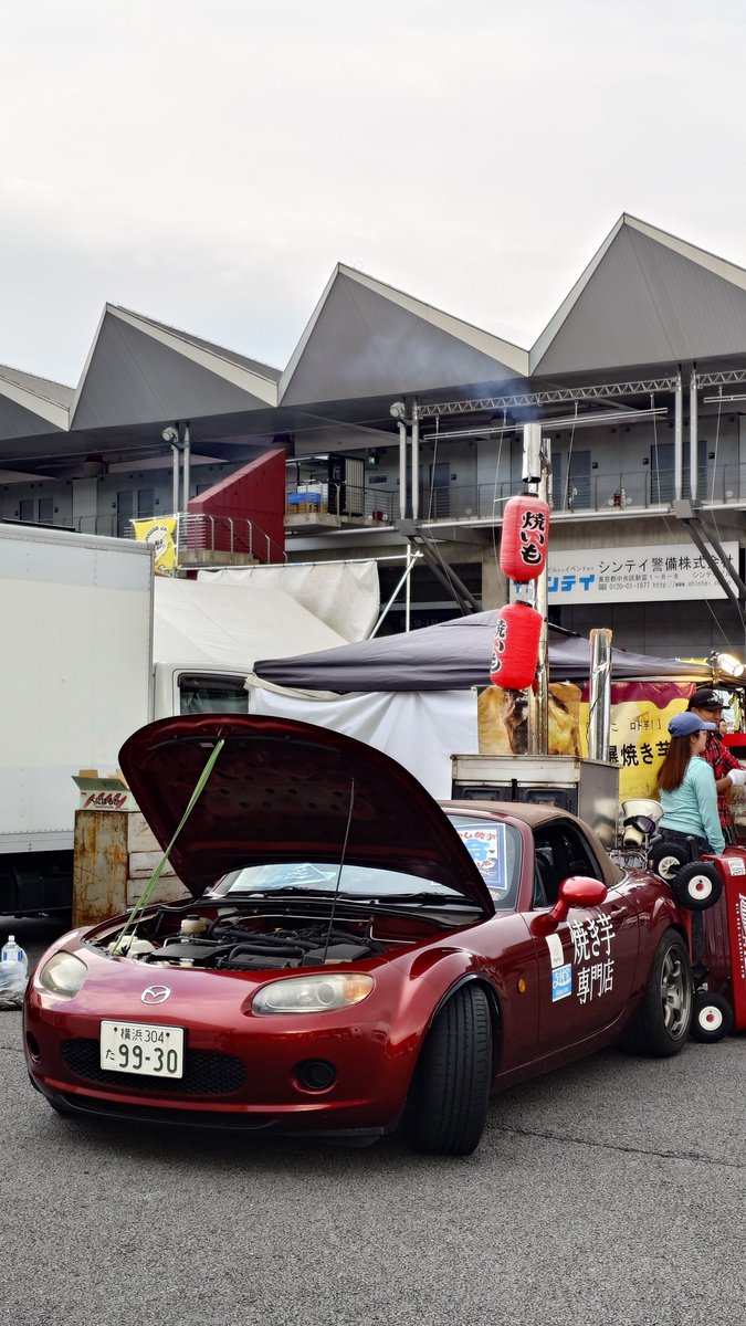 13silvia_you's tweet photo. ロド芋inスーパーGT富士
初日お疲れ様でした！
ロードスターの前でイベントステージを見てるモリゾーが居てびっくり('ﾛ' )('ﾛ' )('ﾛ' )!!!!!
明け方まで雨が降る予報なので撤収時の雨風対策は万全に。
明日の決勝も楽しみましょう！

 #ロド芋
 #SUPERGT https://t.co/mMArDNVtK2