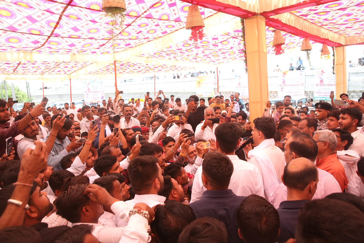 नसीराबाद की पावन धरा पर अखिल भारतीय कांग्रेस कमेटी के महासचिव एवं लोकप्रिय जननेता आदरणीय श्री सचिन पायलट जी का ऐतिहासिक एवं भव्य स्वागत किया! 💐

इस अवसर पर दौसा सांसद श्री मुरारी लाल मीणा जी, AICC सचिव श्री धीरज गुर्जर जी सहित कांग्रेसजन उपस्थित रहे। <a href="/SachinPilot/">Sachin Pilot</a>
