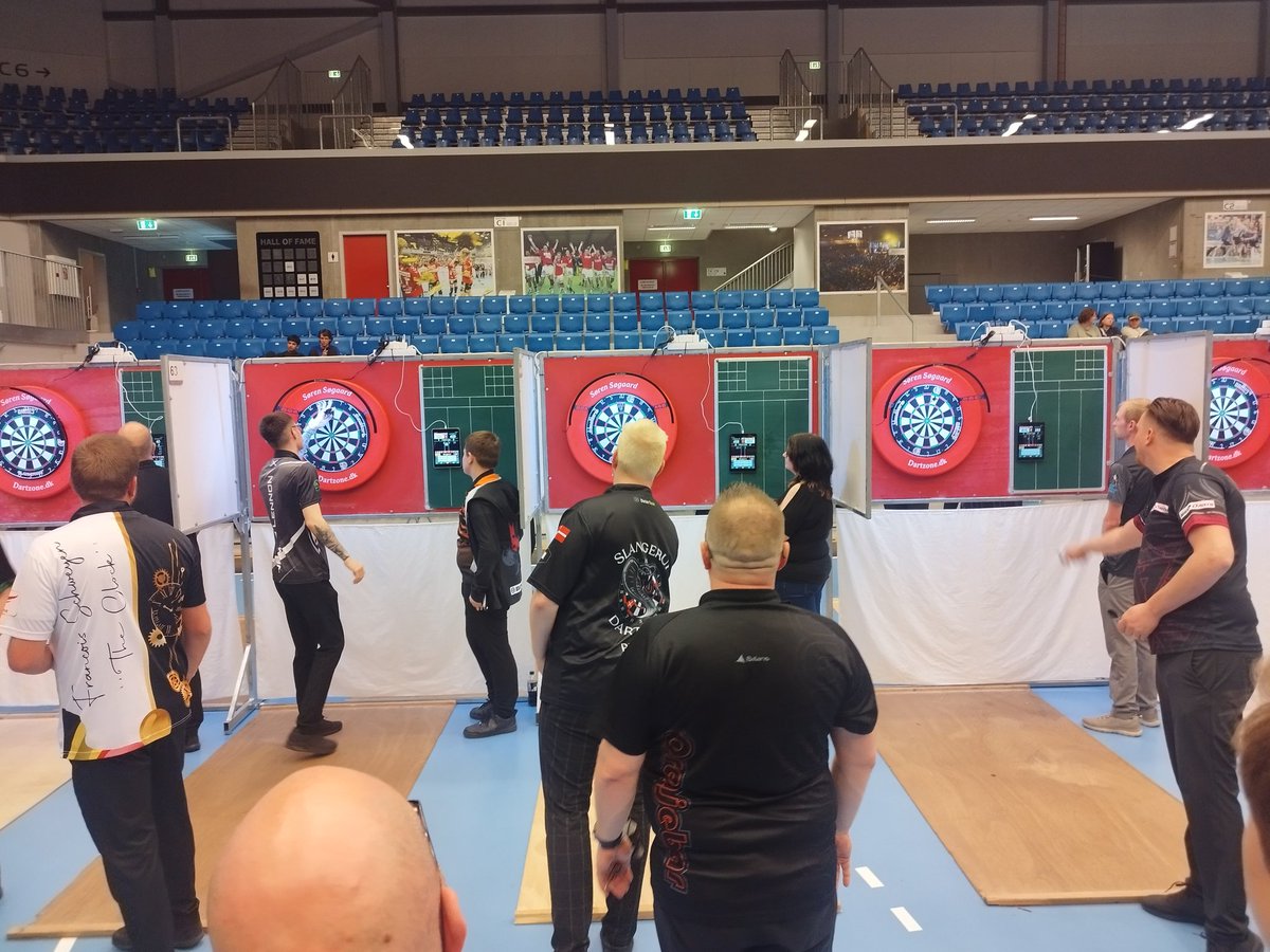 DanskDartUnion's tweet photo. It almost looked like neither player wanted to win it, but at last Benjamin Drue Reus took out 67 to win a last leg decider against Barry Zander and advance to the Last 16.
#wdf #darts #DenmarkMasters https://t.co/s9EAQ0odb8
