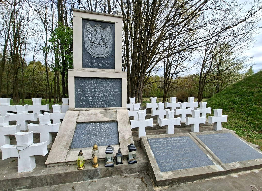 jurajczyk's tweet photo. U granic bram.Zgrupowanie #KOP gen. Wilhelma Orlik-Rückemanna biło się od 17 IX 1939,od kresowych stanic IIRP 🇵🇱 aż do końca. Dwie największe bitwy: #Szack 28 IX i #Wytyczno 1 X. Część żołnierzy wzięła udział w walkach SGO #Polesie pod #Kock.iem 2-6 X 1939
https://t.co/UpU2cR9xpS https://t.co/MUKC2bGOsi