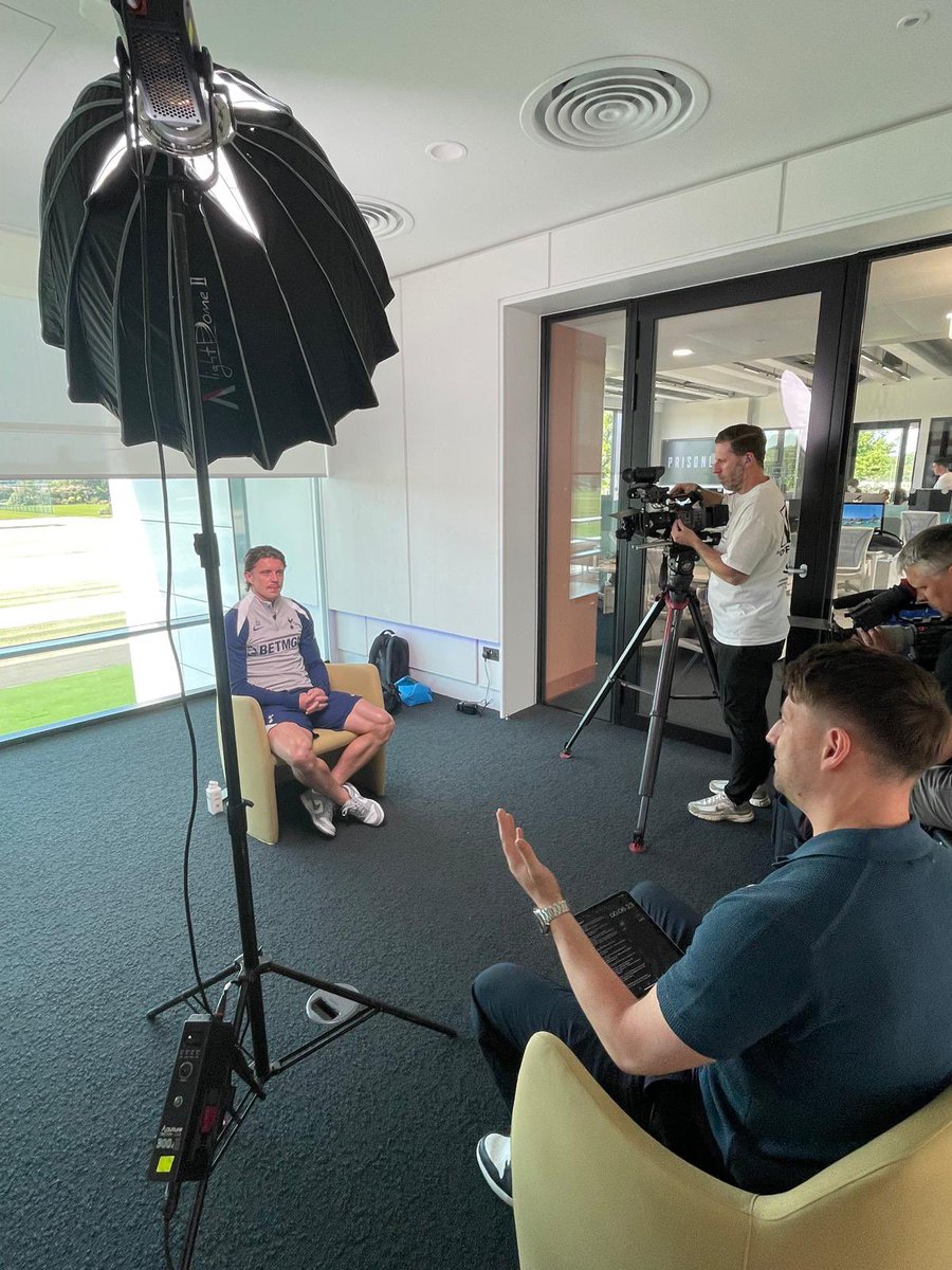 DannyJamieson's tweet image. Had the chance to sit down with Roberto De Zerbi and Conor Gallagher to see how the new manger has changed things at Spurs so far. 

Really good insight from both - it’ll feature on @footballontnt in the buildup to tonight’s game at Aston Villa
#thfc #coys