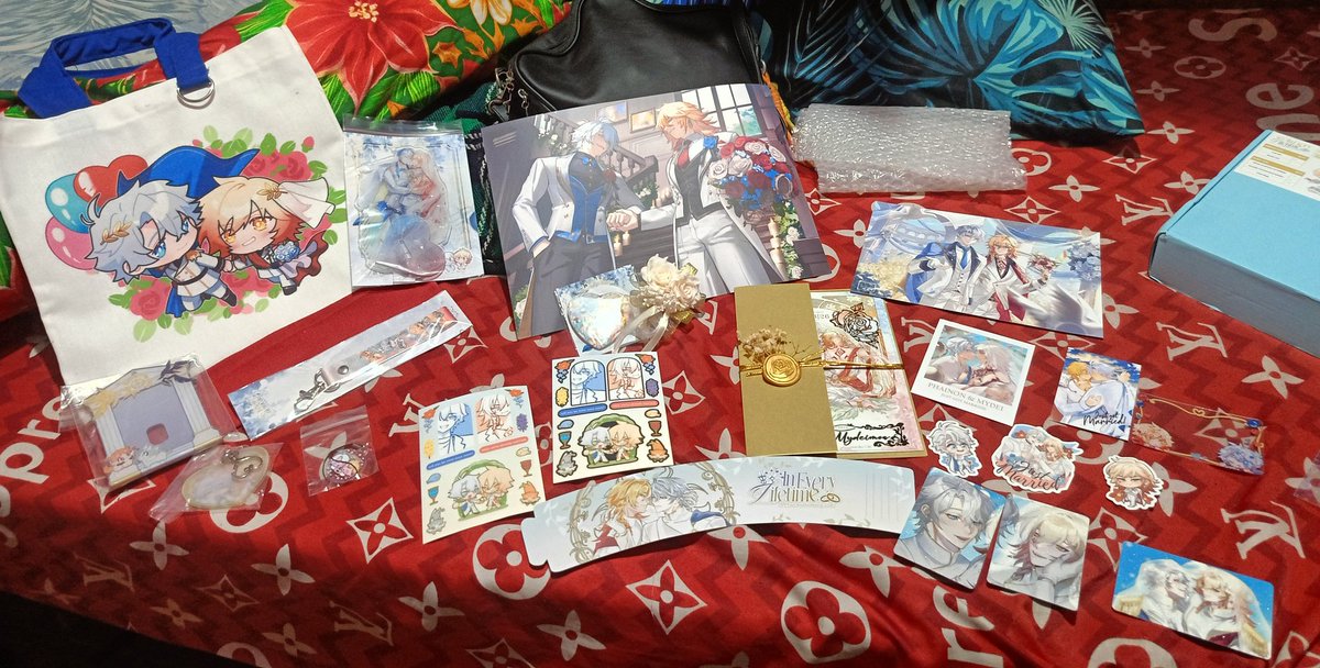 taaki_taki's tweet photo. Forgot to post it but oughhhhh my @PHAIDEICSE merch came home yesterday😭😭😭😭 https://t.co/NdvbwVhNy2