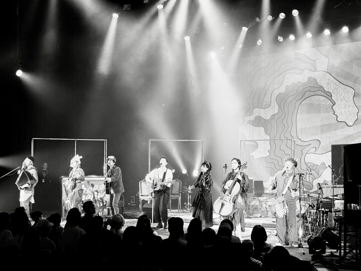 naotaroofficial's tweet photo. 富山 de Yeeeehaaaaw! 大変よく出来ました。港町魚津、振り向けば見守るように立山連峰。海、山、川、人、全てがあった。何拍子も揃ったこの街にバンジョーおじさんたまらず降臨。初めてのピエロに子供達も大興奮。サーカスナイトは終わらない。北陸お次は福井で弓弦葉。絶対観てくれよな。【直太朗】 https://t.co/UE1owN2aIL