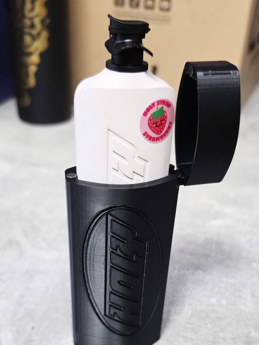 holysquad_fr's tweet photo. Quand on lance la HOLY Syrup Bottle, c’est tout un univers créatif qui s’ouvre à vous. 🤯

Des supports pour les recharges de Syrup, des étuis to-go, des présentoirs qui tournent ?!! Vous êtes INCROYABLES 😭❤️

Merci pour toutes ces idées d’accessoires ultra-créatives pour la Syrup Bottle, on est trop fan ! 
BURR ! 🦅