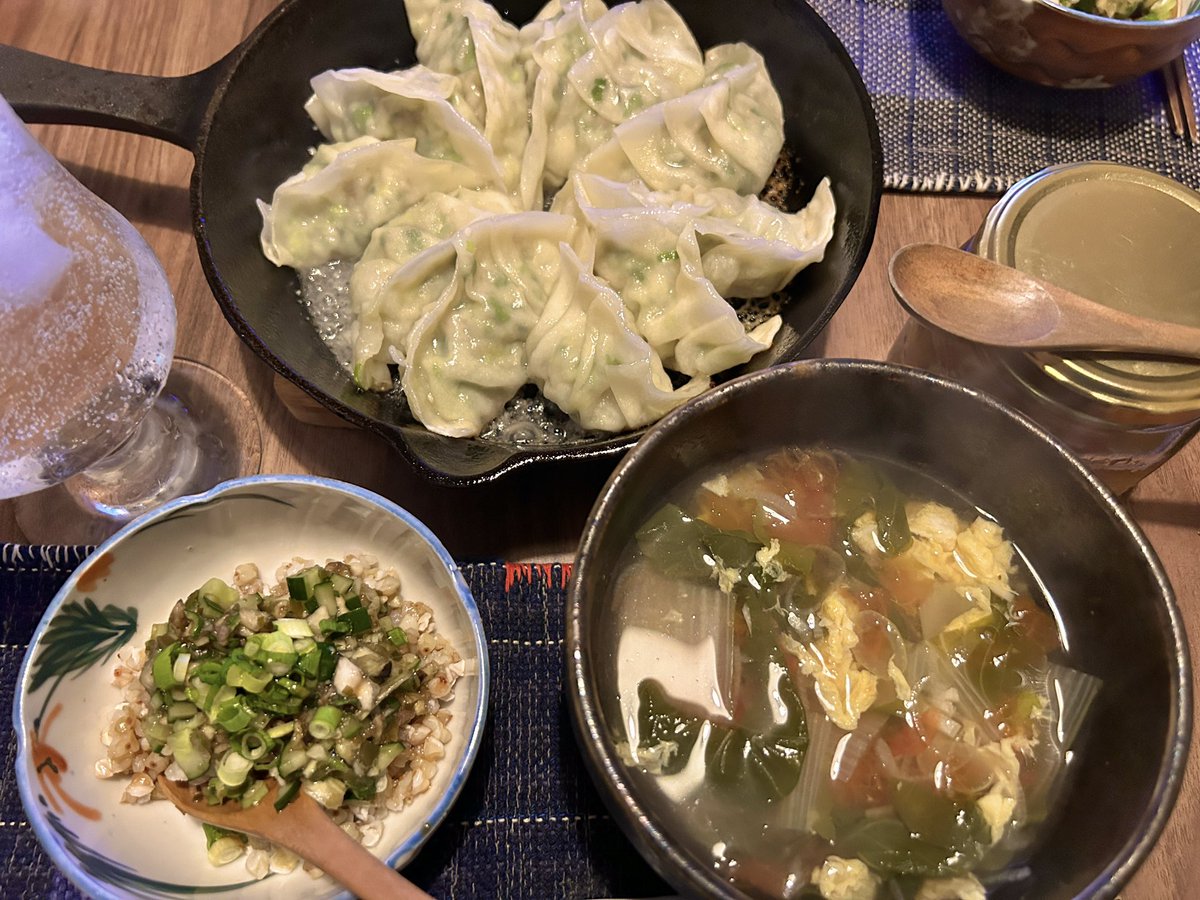 komapict's tweet image. 今日は手包み餃子と山形ダシ、トマト＆卵の中華スープでよろしくお願いしまーす🥟 #突撃となりの狛ごはん #cooking #ryouri #gohan